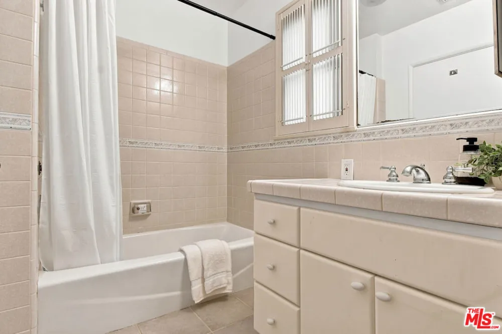 5071 Gaynor Avenue Encino, CA 91436
