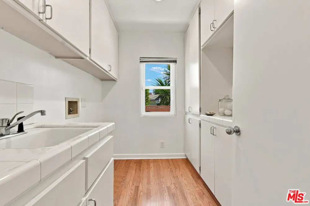 5071 Gaynor Avenue Encino, CA 91436
