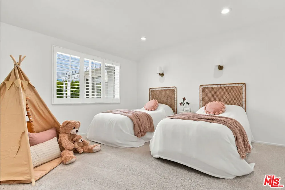 5071 Gaynor Avenue Encino, CA 91436