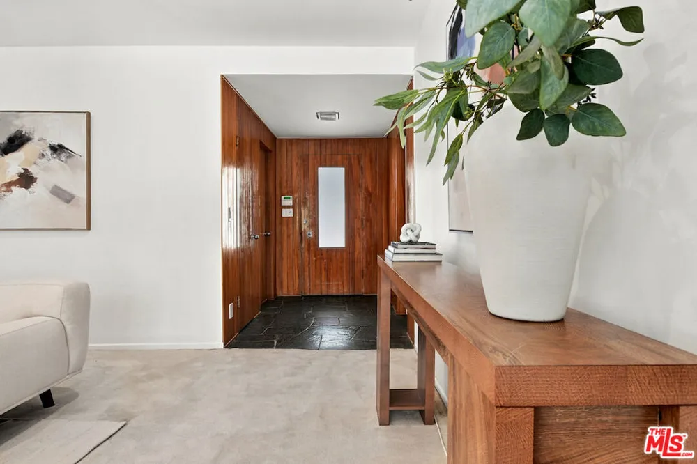5071 Gaynor Avenue Encino, CA 91436