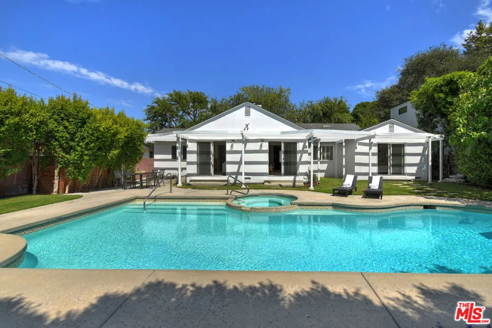 5071 Gaynor Avenue Encino, CA 91436