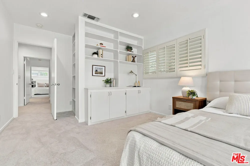 5071 Gaynor Avenue Encino, CA 91436