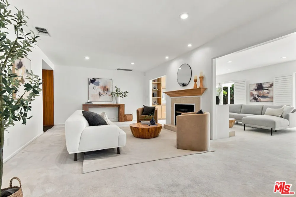 5071 Gaynor Avenue Encino, CA 91436