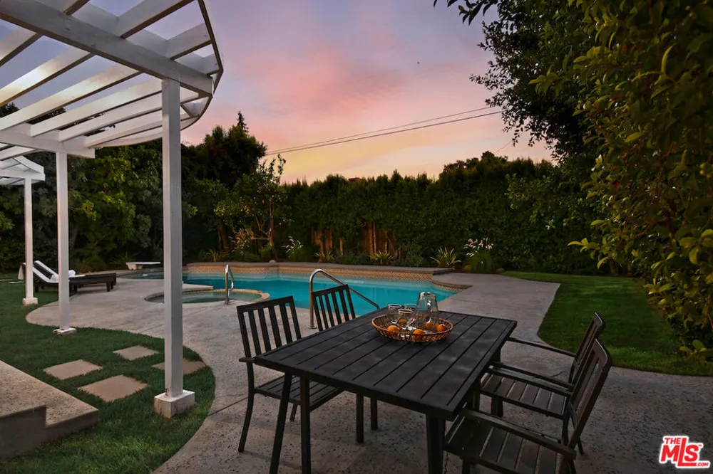 5071 Gaynor Avenue Encino, CA 91436
