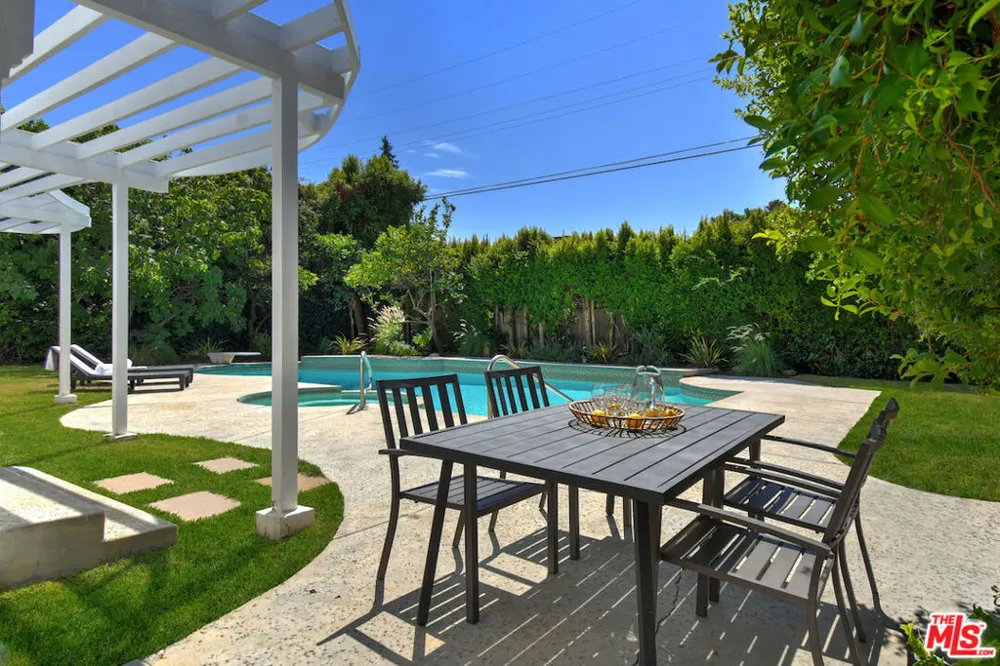 5071 Gaynor Avenue Encino, CA 91436