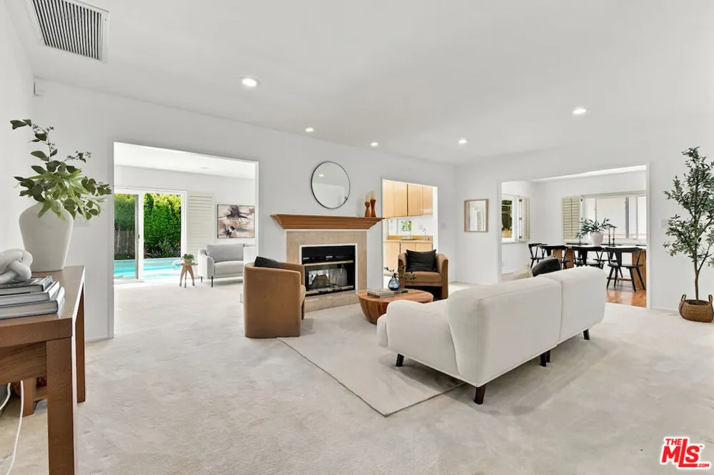5071 Gaynor Avenue Encino, CA 91436