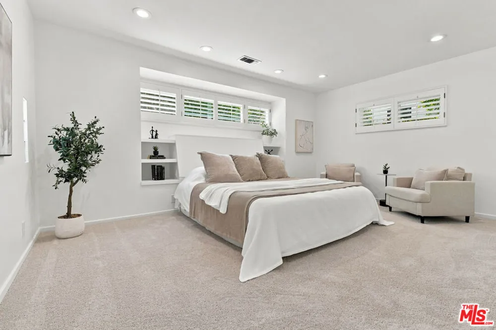 5071 Gaynor Avenue Encino, CA 91436