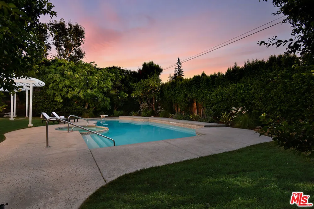 5071 Gaynor Avenue Encino, CA 91436