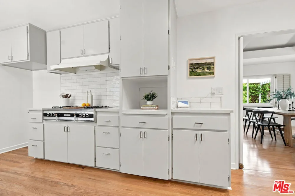 5071 Gaynor Avenue Encino, CA 91436