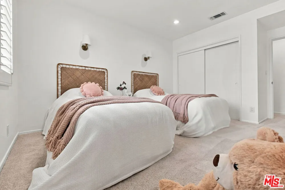 5071 Gaynor Avenue Encino, CA 91436
