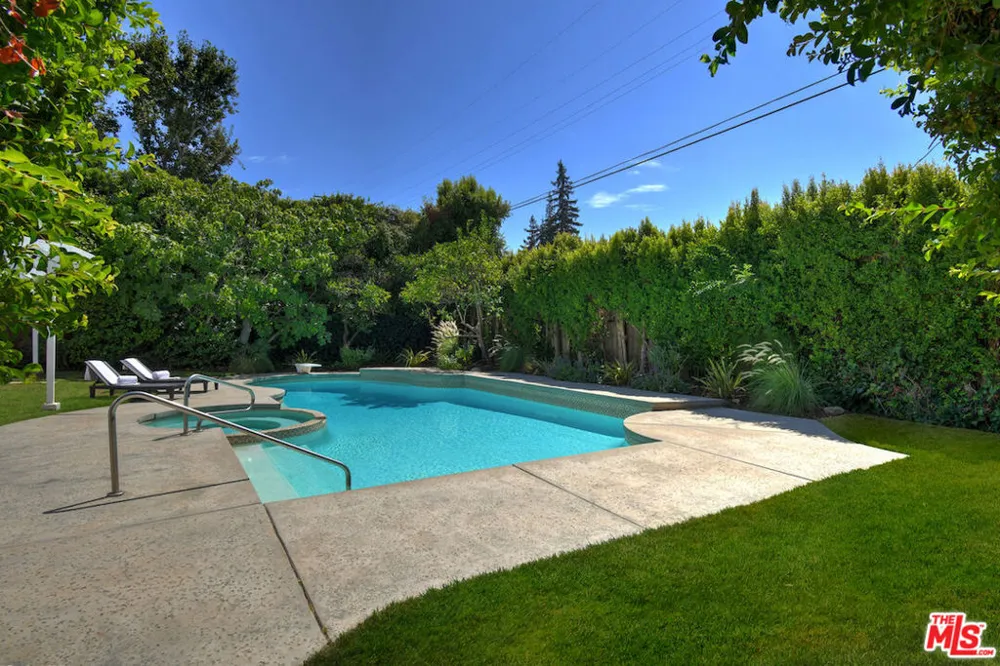 5071 Gaynor Avenue Encino, CA 91436
