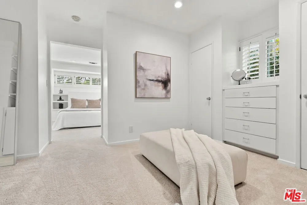 5071 Gaynor Avenue Encino, CA 91436