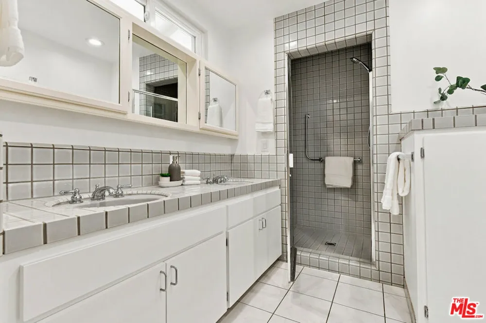 5071 Gaynor Avenue Encino, CA 91436
