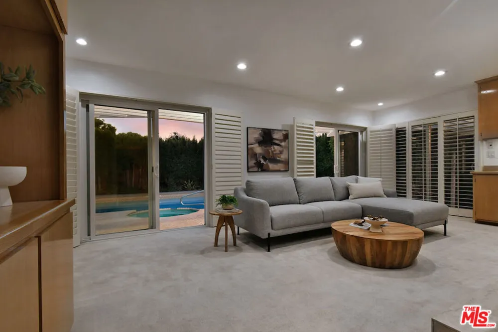 5071 Gaynor Avenue Encino, CA 91436