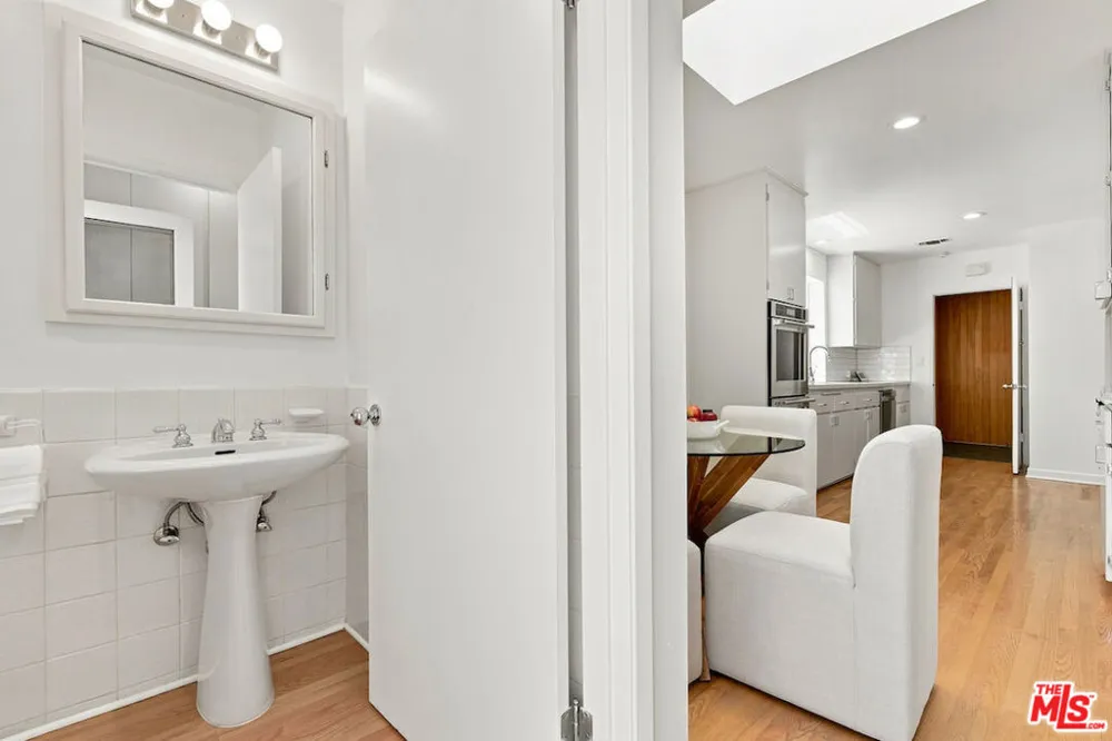 5071 Gaynor Avenue Encino, CA 91436