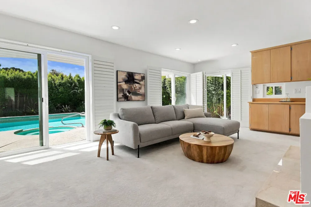 5071 Gaynor Avenue Encino, CA 91436