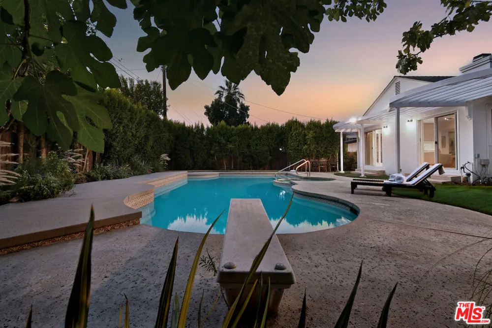 5071 Gaynor Avenue Encino, CA 91436