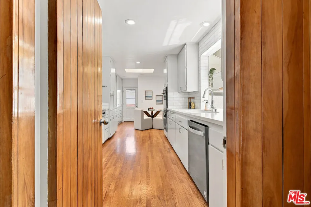5071 Gaynor Avenue Encino, CA 91436