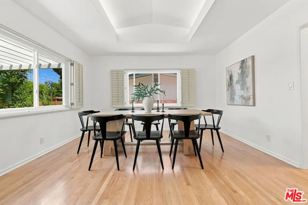 5071 Gaynor Avenue Encino, CA 91436