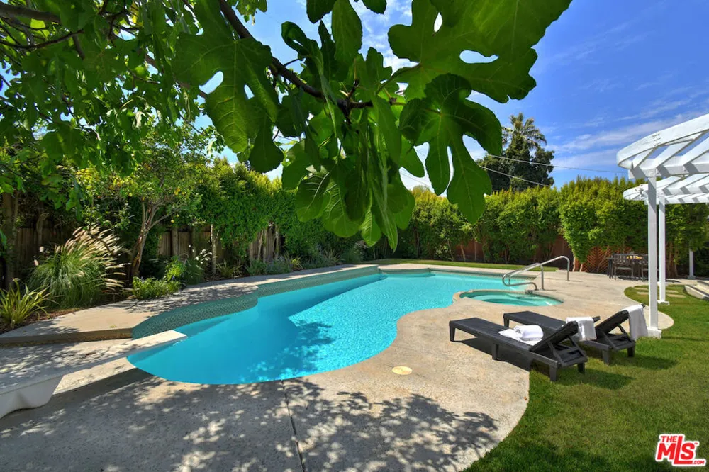 5071 Gaynor Avenue Encino, CA 91436
