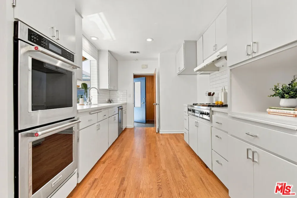 5071 Gaynor Avenue Encino, CA 91436