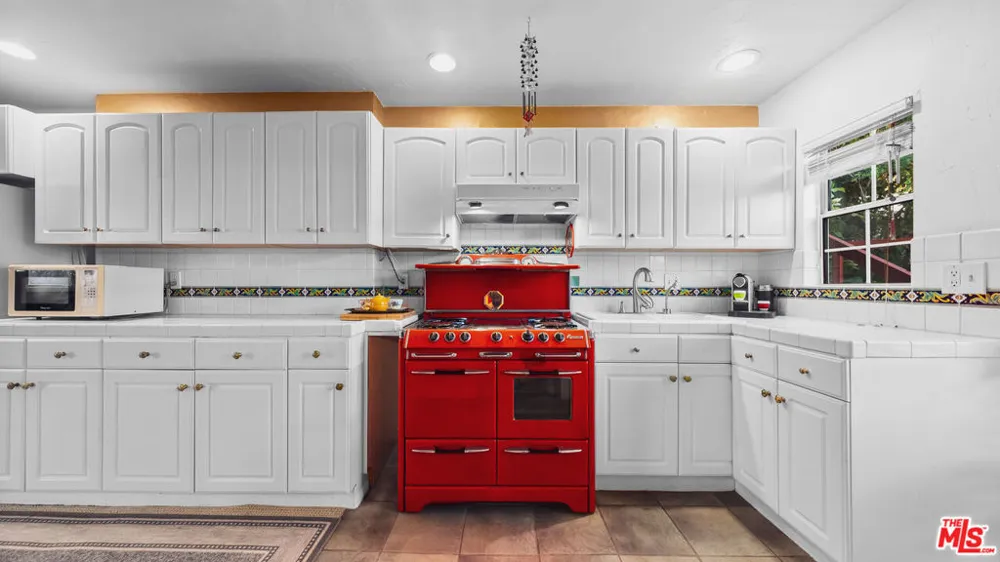 2882 Belden Drive Los Angeles, CA 90068