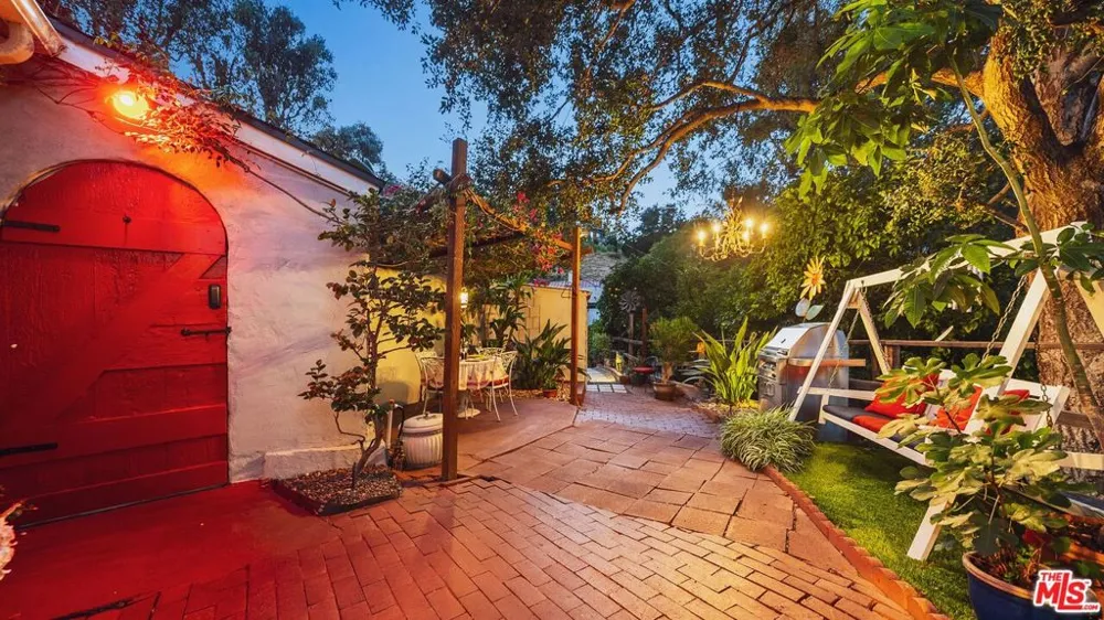 2882 Belden Drive Los Angeles, CA 90068