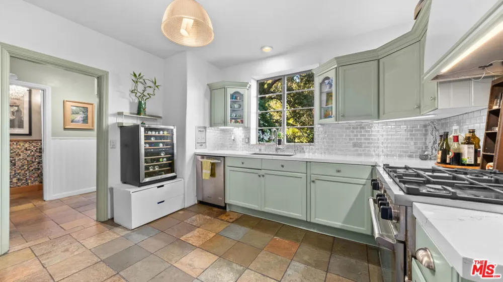 2882 Belden Drive Los Angeles, CA 90068