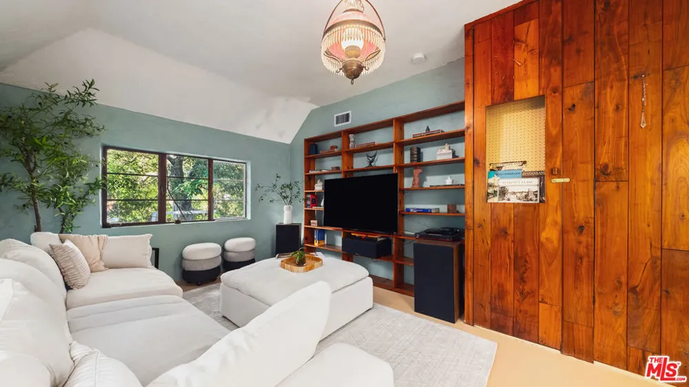 2882 Belden Drive Los Angeles, CA 90068