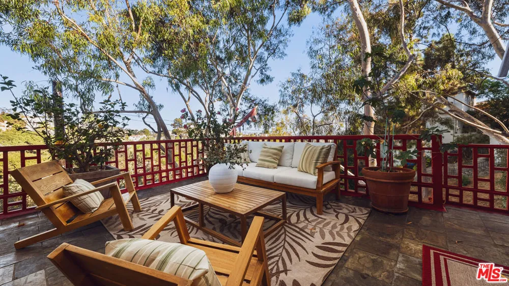 2882 Belden Drive Los Angeles, CA 90068