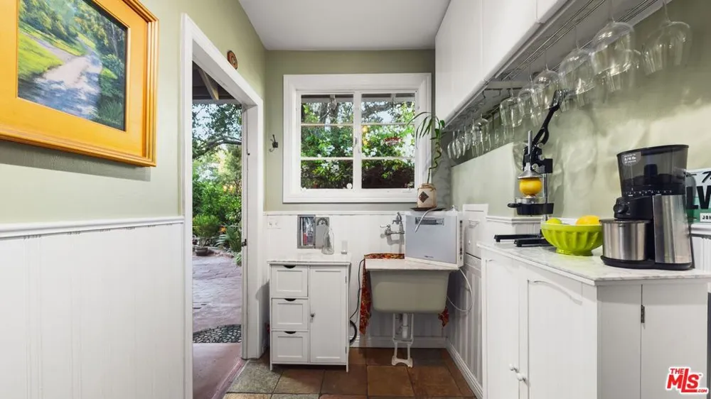 2882 Belden Drive Los Angeles, CA 90068