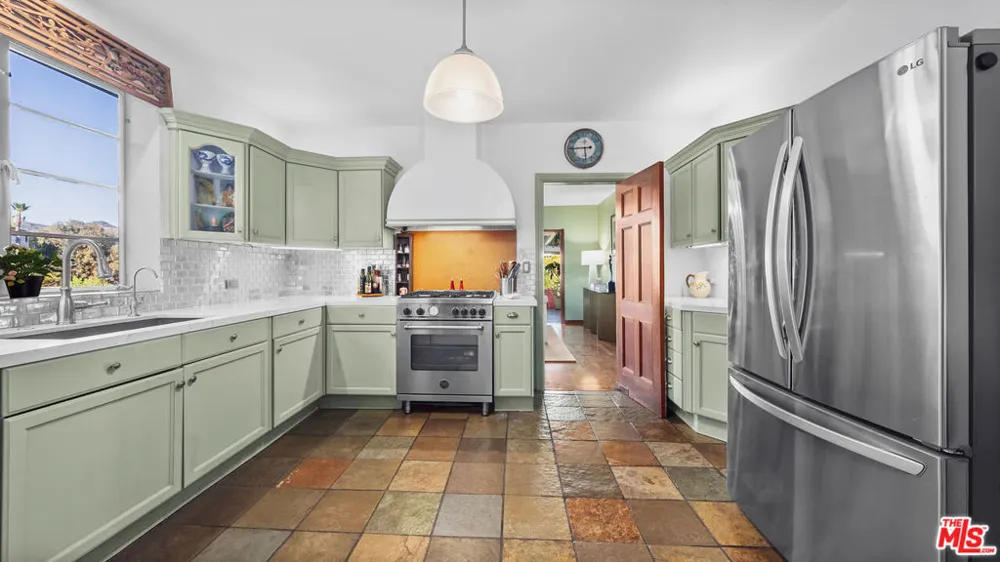 2882 Belden Drive Los Angeles, CA 90068