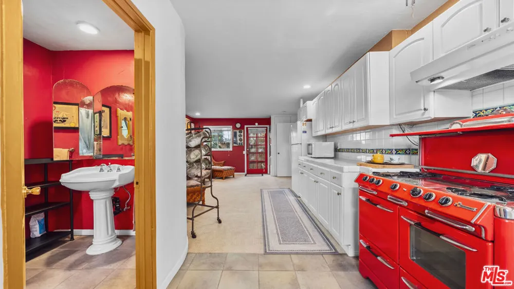2882 Belden Drive Los Angeles, CA 90068