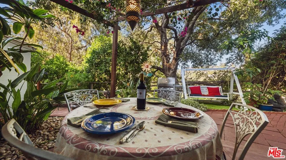 2882 Belden Drive Los Angeles, CA 90068