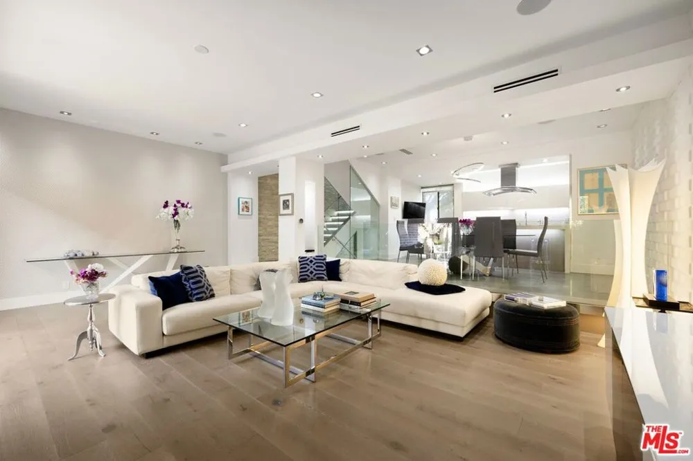 9305 Burton Way #A Beverly Hills, CA 90210