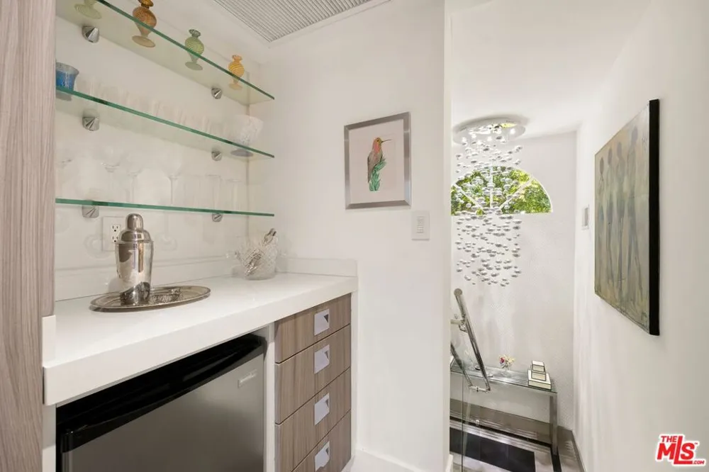 9305 Burton Way #A Beverly Hills, CA 90210