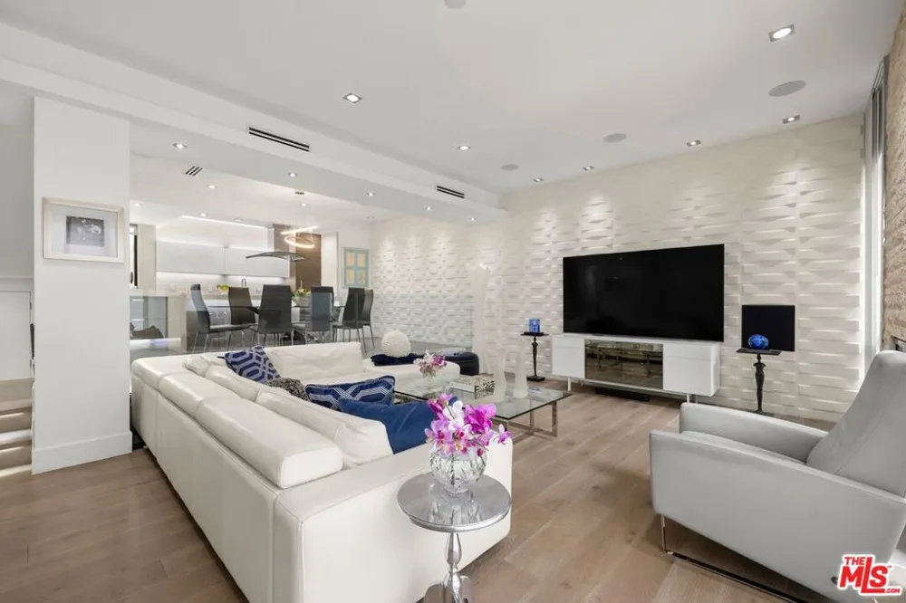 9305 Burton Way #A Beverly Hills, CA 90210