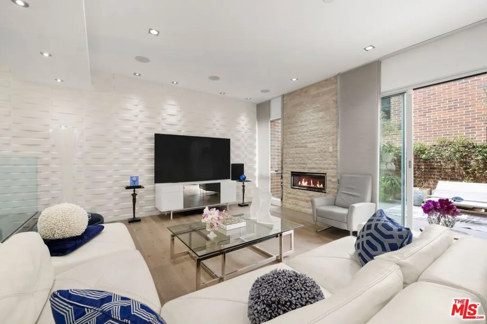 9305 Burton Way #A Beverly Hills, CA 90210