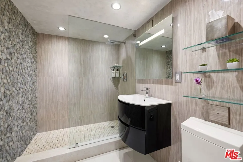 9305 Burton Way #A Beverly Hills, CA 90210