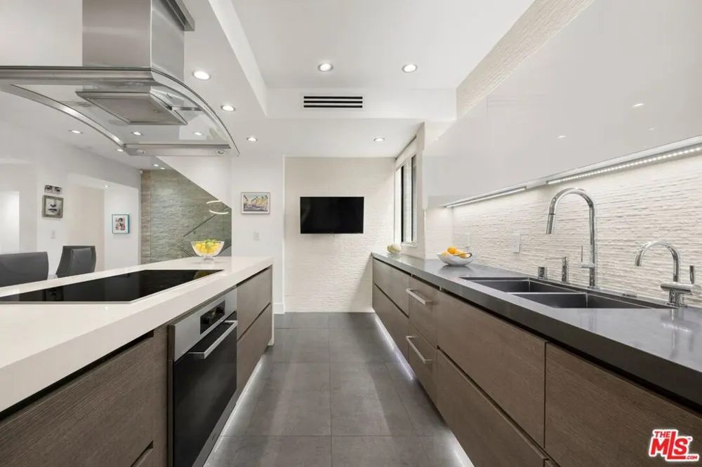 9305 Burton Way #A Beverly Hills, CA 90210