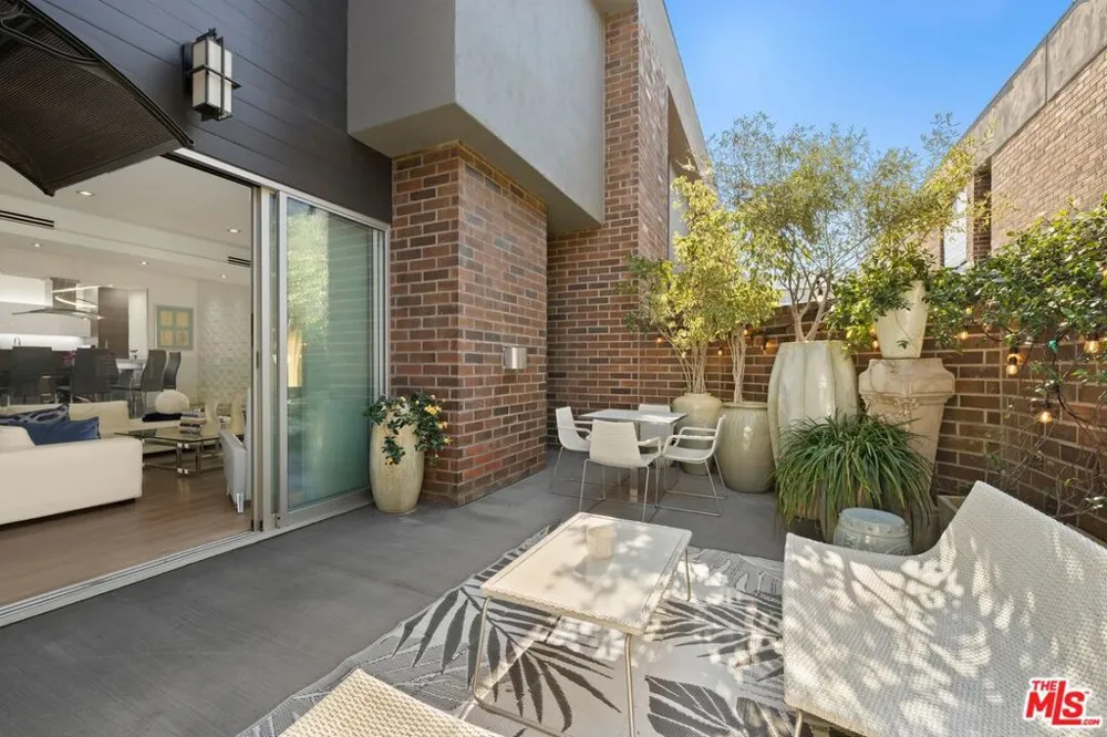 9305 Burton Way #A Beverly Hills, CA 90210