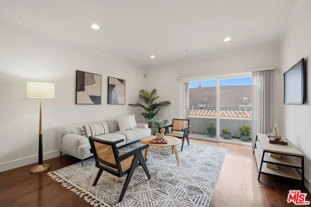 906 S Serrano Avenue #401 Los Angeles, CA 90006