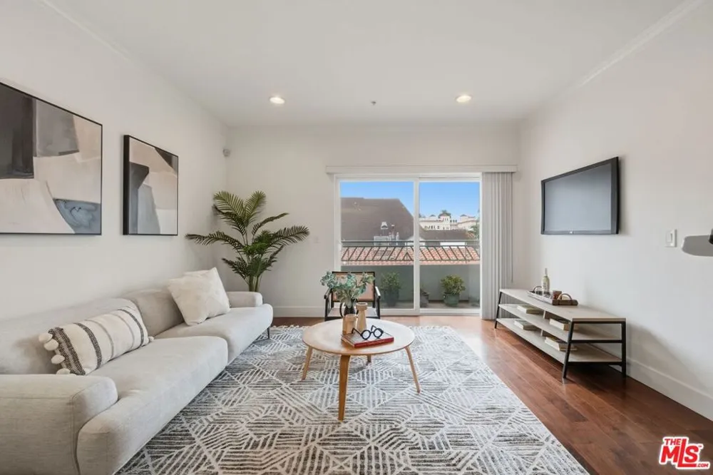 906 S Serrano Avenue #401 Los Angeles, CA 90006