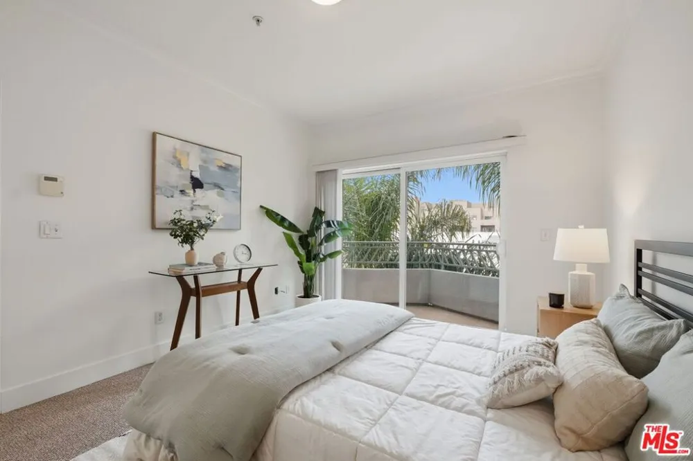 906 S Serrano Avenue #401 Los Angeles, CA 90006