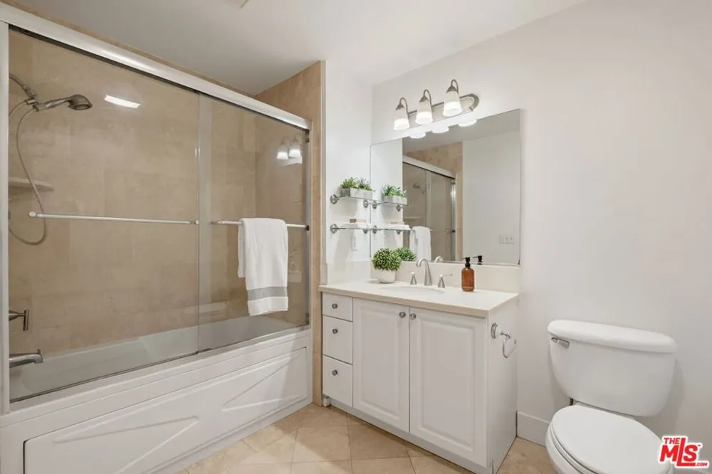 906 S Serrano Avenue #401 Los Angeles, CA 90006