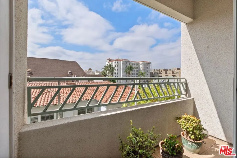 906 S Serrano Avenue #401 Los Angeles, CA 90006