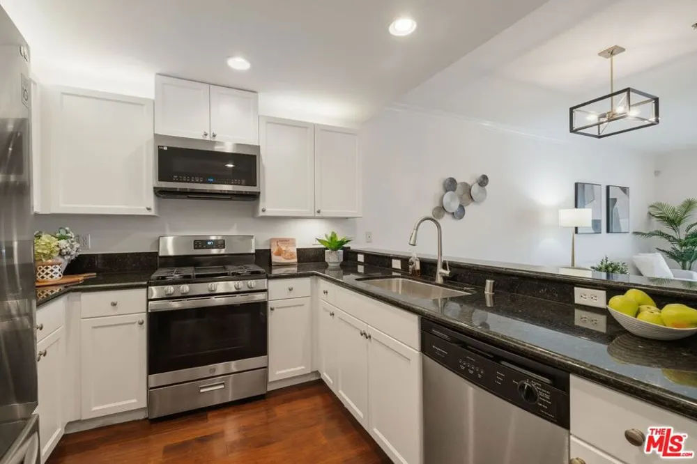 906 S Serrano Avenue #401 Los Angeles, CA 90006