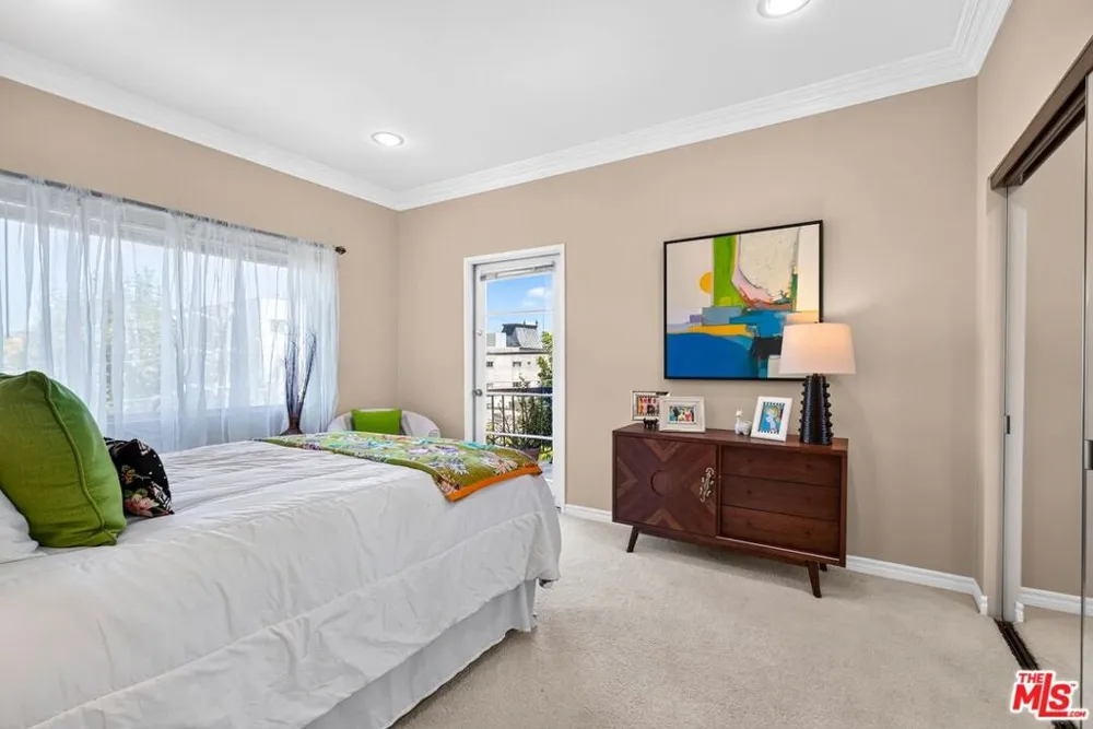 612 S Barrington Avenue #417 Los Angeles, CA 90049