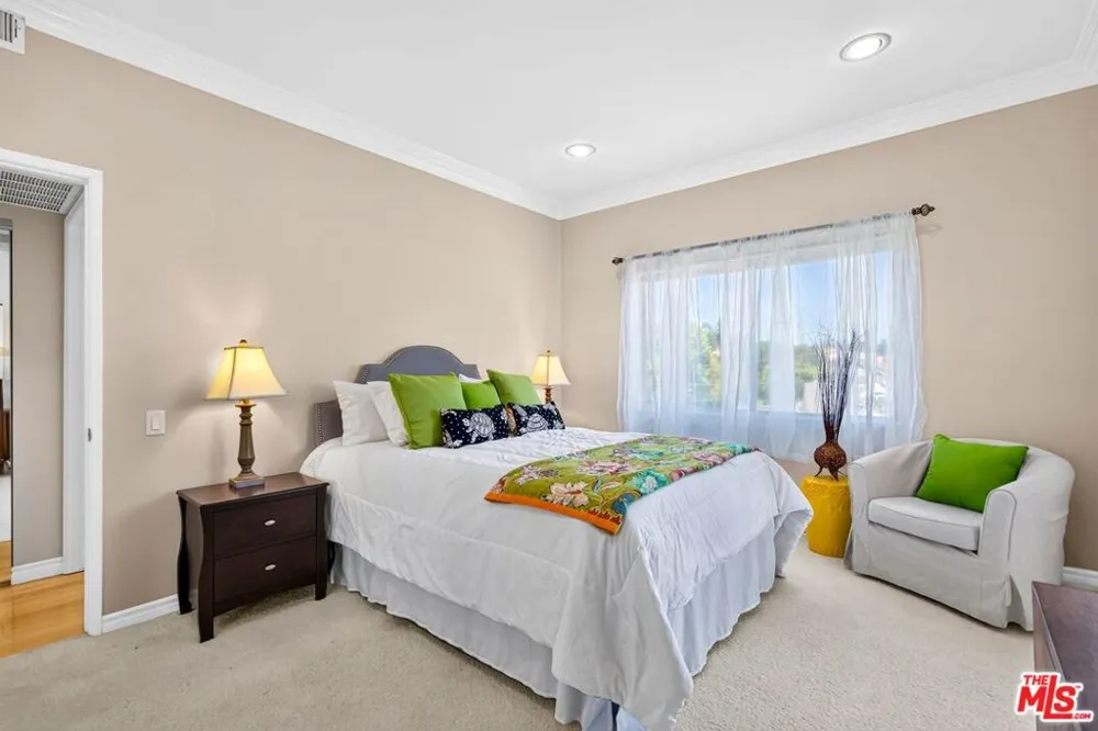 612 S Barrington Avenue #417 Los Angeles, CA 90049
