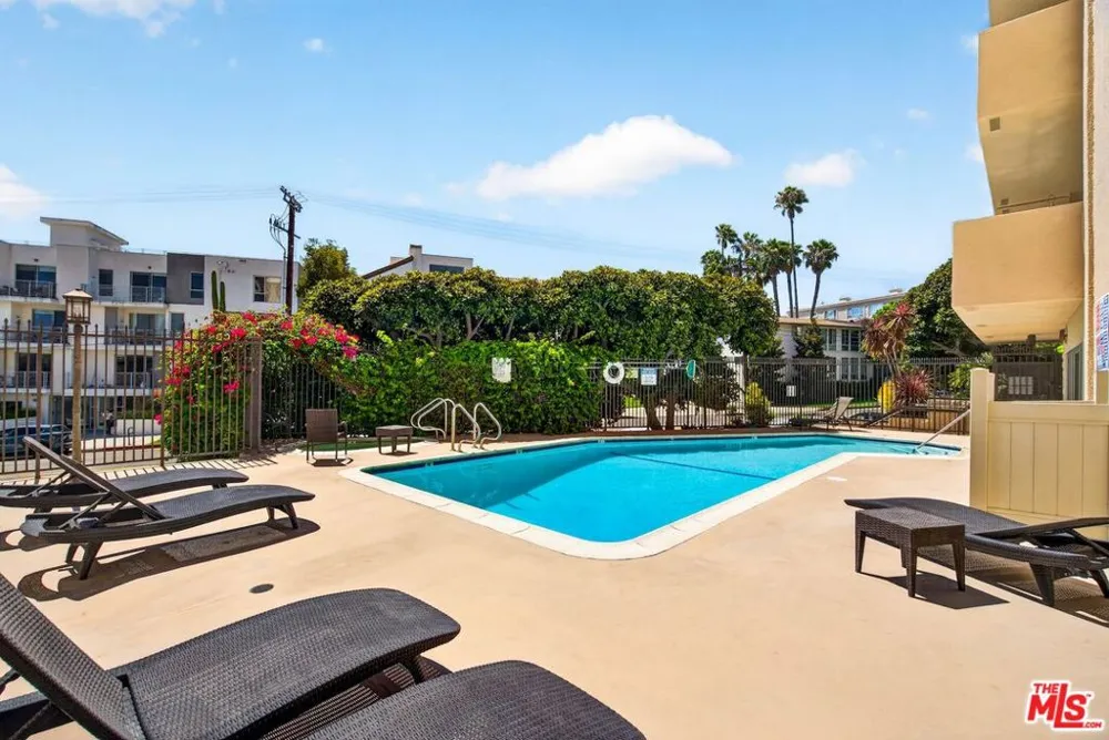612 S Barrington Avenue #417 Los Angeles, CA 90049